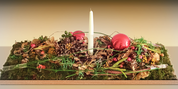 	Classics and warm centre table for your Christmas dinner table	 